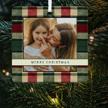Adorno Metálico Navidades tradicionales colocados en un árbol de N<br><div class="desc">Celebra la temporada navideña con un único adorno doble para tu árbol de Navidad. Esta decoración especial y personalizada incluye dos fotos, una a cada lado, enmarcada en Navidades tradicionales rojos, crema y manta verde y con un saludo de plantilla, el nombre de la familia y la fecha. ¡Haz que...</div>