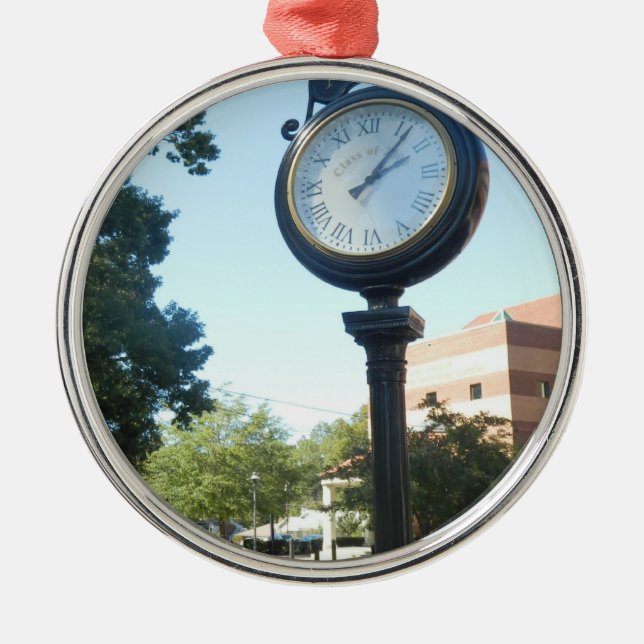 Adorno Metálico NCSSM, reloj Bryan (Frente)