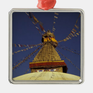 Adorno Metálico Nepal, Katmandú. Bajo banderas de oración, vigilan