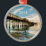 Adorno Metálico Newport Beach Balboa Pier<br><div class="desc">El muelle Balboa de Newport Beach en el soleado sur de California. Un adorno de personalizable con muchas opciones.</div>