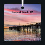 Adorno Metálico Newport Beach Balboa Pier 2 lado,<br><div class="desc">Hermosa playa de Newport en el sur de California con el muelle Balboa al atardecer. Este adorno de dos lados es vibrante con diferentes vistas y hace de las vacaciones un gran recuerdo.</div>
