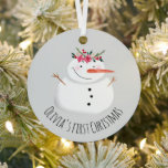 Adorno Metálico Niñas bebé primera flor de Navidad Snowman y nombr<br><div class="desc">Este adorable diseño adorable de adornos adornados por Navidades incluye un hombre de nieve único y adorable al estilo de las acuarelas que usa un guirnalda navideño, así como un espacio para que usted personalice el objeto usando el nombre de su bebé, y añada una foto. ¡El recuerdo perfecto para...</div>