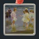 Adorno Metálico Niños dando un paseo por la playa (por E.H. Pottha<br><div class="desc">Este diseño presenta un cuadro del pintor impresionista estadounidense Edward Henry Potthast (1857-1927). Se trata de un grupo de niños que se bañan en el agua mientras las olas abalanzan sobre sus pies en una playa situada en la costa este de los Estados Unidos de América. La escena puede ser...</div>