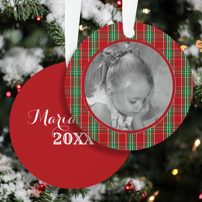 Adorno Metálico Niños de Cuadros Rojos Foto Personalizada de Navid (Red plaid Christmas ornament with child photo, custom name, and year keepsake.)