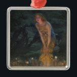 Adorno Metálico Noche de verano (por Edward Robert Hughes)<br><div class="desc">Este diseño presenta un cuadro del artista británico Edward Robert Hughes (1851-1914). Muestra a una hermosa joven en un paisaje místico forestal. Lleva un elegante vestido dorado y tiene flores debajo del brazo y se le tejen en el pelo. La mujer se está doblando ligeramente y tiene las manos unidas...</div>
