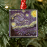 Adorno Metálico Noche estrellada de Vincent van Gogh, Bella Artes<br><div class="desc">Noche estrellada (1889) de Vincent van Gogh es una pintura vintage de la naturaleza del paisaje artístico de arte fino. Vista de una ciudad en un valle por la noche con nubes girando, las estrellas brillando y una hermosa luna dorada de media luna amarilla. Se pintó durante el día desde...</div>
