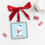 Adorno Metálico Nombre del Personalizado azul Cute Winter Snowman<br><div class="desc">Un adorno personalizado de hastío de invierno de invierno de invierno,  diseñado en colores rojo,  blanco y azul. Incluye texto personalizado para un nombre. Se puede modificar el fondo azul claro.</div>