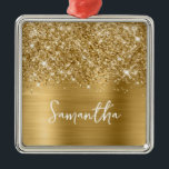 Adorno Metálico Nombre Glam Glittery Gold<br><div class="desc">Personaliza el estilo de escritura moderna a mano para crear tu propio adorno navideño cuadrado premium.
Agrega una inicial de monograma para crear una combinación de inicial y nombre.
Arte digital femenino con brillo dorado falso y lámina metálica cepillada que se imprimirá como una foto en tu adorno navideño.</div>