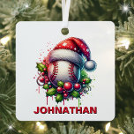 Adorno Metálico Nombre personalizado de béisbol para navidades con<br><div class="desc">Hagan un recorrido en casa con su decoración de vacaciones con este adorno festivo de béisbol! Con una clásica pelota de béisbol con un sombrero de Santa y rodeada de hojas y bayas rojas, este adorno es perfecto para cualquier hincha de béisbol que quiera llevar su amor por el juego...</div>
