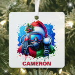 Adorno Metálico Nombre personalizado de buceador de navidades<br><div class="desc">Sumérjase en las vacaciones con un adorno de Scuba personalizado. Celebre las vacaciones bajo el agua con este adorno de buceo festivo, perfecto para los amantes del submarinismo. Con un buceador en traje de baño rojo y verde, un sombrero Santa decorado con ramas de pino y adornos, todo ello en...</div>