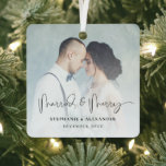 Adorno Metálico Nombres de casados y merry Foto superpuesta<br><div class="desc">Foto Overlay (Superposición de los nombres de los casados y merry). Perfecto para mostrar en sus primeros Navidades casados y gran placer en los años venideros. Simplemente reemplace la imagen de ejemplo con su propio favorito, que también está en la parte posterior y cambiará simultáneamente. Married & Merry se encuentra...</div>