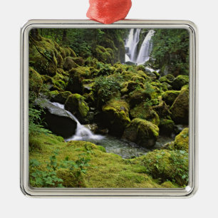 Adorno Metálico Norteamérica, EE. UU., Alaska. Una cascada y