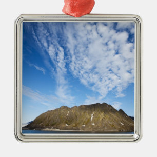 Adorno Metálico Noruega, Svalbard, Nubes sobre acantilados escarpa