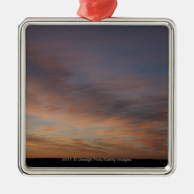 Adorno Metálico Nubes en un cielo anaranjado en la salida del sol (Frente)