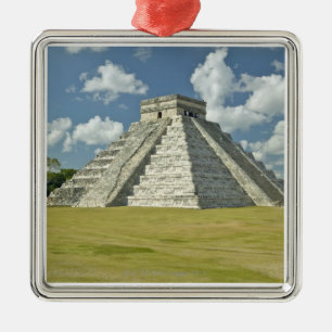 Adorno Metálico Nubes hinchadas blancas sobre la pirámide maya