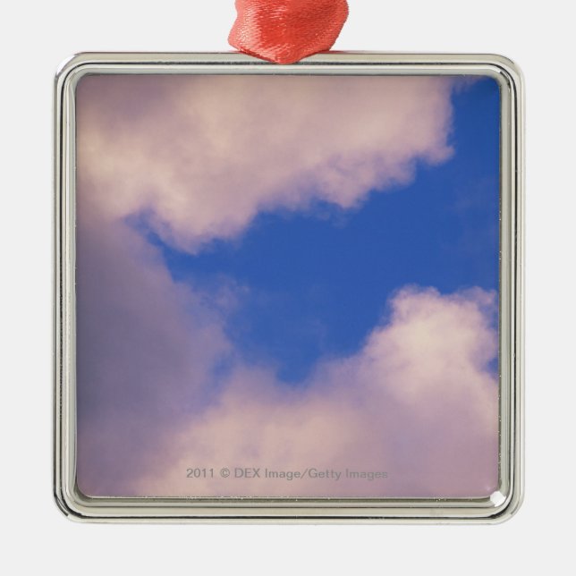 Adorno Metálico Nubes Wispy contra el cielo azul (Frente)