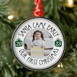 Adorno Metálico Nuestra primera adopción navideña "Papá Noel llegó<br><div class="desc">¡Este adorno de adopción "Santa Came temprano" celebra tu primera navidad como una familia para siempre! Este adorno fotográfico personalizado se convertirá en un preciado conservador en los años venideros.</div>