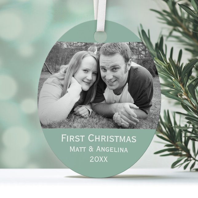 Adorno Metálico Nuestra primera foto de Navidad - Boda o compromis (Personalized First Christmas Ornament)