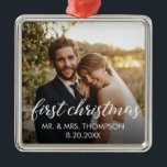 Adorno Metálico Nuestra primera foto Personalizado navideña CASADA<br><div class="desc">Celebra tu primera Navidad como pareja casada con este adorno de festividad fotográfica personalizado. Personalízalo con tu foto boda, fecha y con tus nombres favoritos para crear un querido aguijón para tu árbol. Este adorno es una hermosa manera de conmemorar su hito especial y será un recuerdo atesorado para los...</div>