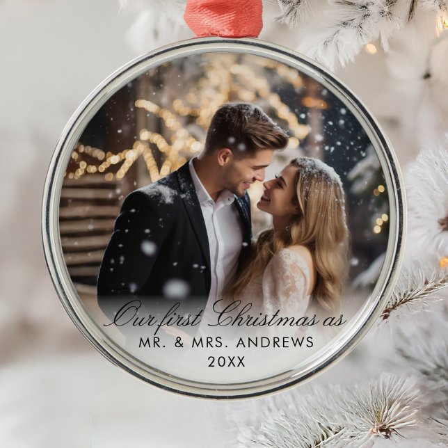 Adorno Metálico Nuestra primera Navidad como Sr. y Mrs. Photo (Our First Christmas as Mr. & Mrs. Photo Metal Ornament)