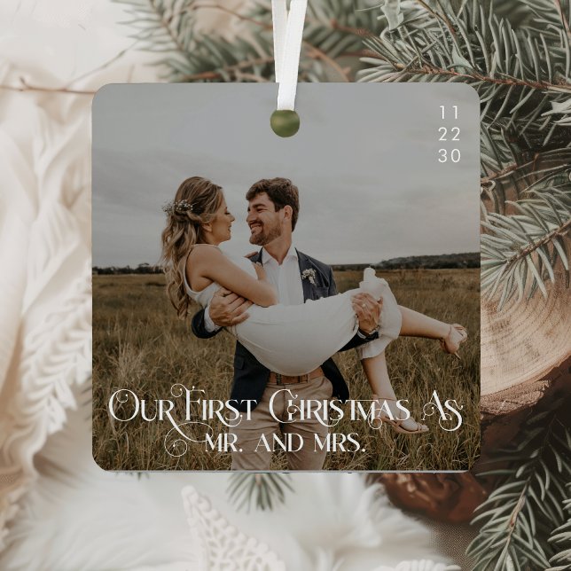 Adorno Metálico Nuestra primera Navidad como Sr. y Sra. Typography (Subido por el creador)