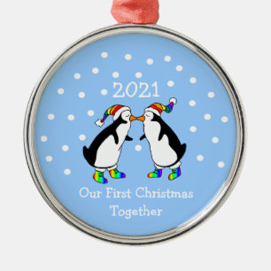 Adorno Metálico Nuestra primera Navidad juntos 2021 (Pingüinos LG