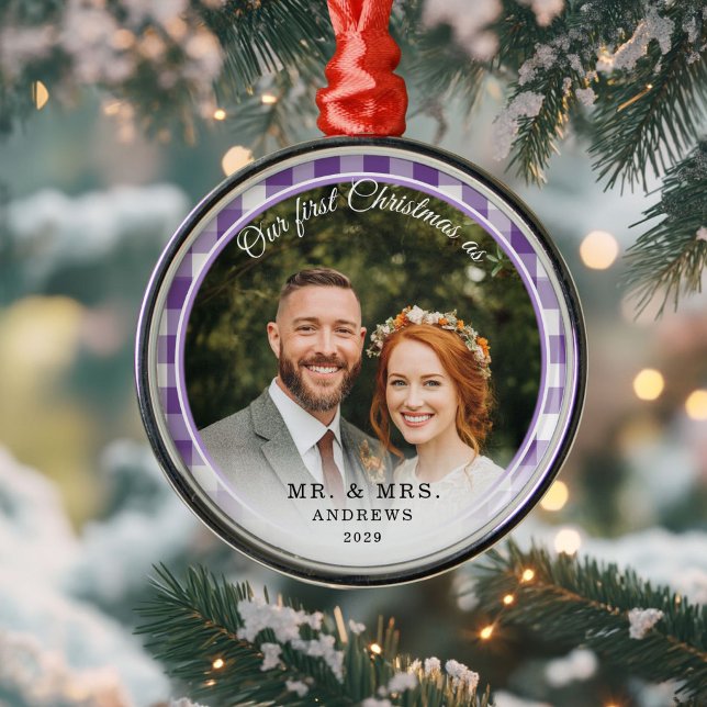 Adorno Metálico Nuestra primera Navidad-Sr. y Sra. Foto Purple Gin (Our First Christmas-Mr.&Mrs. Photo Purple Gingham Metal Ornament)