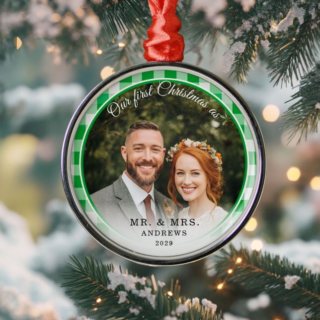 Adorno Metálico Nuestra primera Navidad: Sr. y Sra. Photo Green Gi (Our First Christmas-Mr. & Mrs. Photo Green Gingham Metal Ornament)