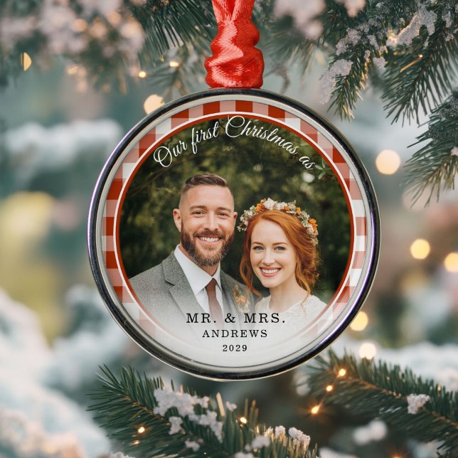Adorno Metálico Nuestra primera Navidad: Sr. y Sra. Photo Red Ging (Our First Christmas-Mr. & Mrs. Photo Red-Orange Gingham Metal Ornament)