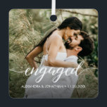 Adorno Metálico Nuestros primeros nombres de fotos de Personalizad<br><div class="desc">Celebra tu primera Navidad juntos como una pareja comprometida con nuestro "Nuestro primer compromiso de Navidad" Personalizado de fotos Nombres de ornamento metalizado. Este exquisito adorno de vacaciones metalizado es un placer perfecto para apreciar los recuerdos alegres de este momento especial en sus vidas. El ornamento presenta un guión elegante...</div>