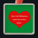 Adorno Metálico Nuestros segundos Navidades juntos Corazón Rojo 20<br><div class="desc">Nombres personalizados e impresos con un bonito diseño de corazón rojo en un fondo verde sólido. Siéntete libre de personalizar añadiendo tus propios textos,  nombres o fotos. ¡Puedes añadir tu foto en la parte posterior del adorno fácilmente! El color del fondo también se puede cambiar como se desee.</div>