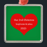 Adorno Metálico Nuestros segundos Navidades juntos Corazón Rojo 20<br><div class="desc">Nombres personalizados e impresos con un bonito diseño de corazón rojo en un fondo verde sólido. Siéntete libre de personalizar añadiendo tus propios textos,  nombres o fotos. ¡Puedes añadir tu foto en la parte posterior del adorno fácilmente! El color del fondo también se puede cambiar como se desee.</div>