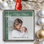 Adorno Metálico Nueva mamá, primera foto de Navidad<br><div class="desc">Celebra tu primer año como madre con este adorno especial de keepsake. Personalice este encantador ornamento verde de Navidad con una foto de usted y de su bebé,  y el nombre y fecha de nacimiento de su bebé.</div>