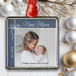Adorno Metálico Nueva mamá, primera foto de Navidad<br><div class="desc">Celebra tu primer año como madre con este adorno especial de keepsake. Personalice este encantador ornamento navideño con una foto de usted y de su bebé,  y el nombre y fecha de nacimiento de su bebé.</div>
