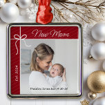 Adorno Metálico Nueva mamá, primera foto de Navidad<br><div class="desc">Celebra tu primer año como madre con este adorno especial de keepsake. Personalice este encantador ornamento navideño con una foto de usted y de su bebé,  y el nombre y fecha de nacimiento de su bebé.</div>