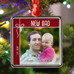 Adorno Metálico Nuevo papá y bebé, primera foto de Navidad<br><div class="desc">Un adorno personalizado para celebrar tu primer año como padre es una manera tan sincera de apreciar esos preciosos recuerdos. Personalice este encantador adorno navideño con una foto de usted y de su bebé,  y el nombre y fecha de nacimiento de su bebé.</div>