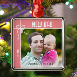 Adorno Metálico Nuevo papá y bebé, primera foto de Navidad<br><div class="desc">Un adorno personalizado para celebrar tu primer año como padre es una manera tan sincera de apreciar esos preciosos recuerdos. Personalice este encantador adorno navideño con una foto de usted y de su bebé,  y el nombre y fecha de nacimiento de su bebé.</div>