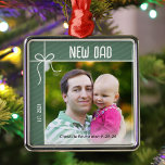 Adorno Metálico Nuevo papá y bebé, primera foto de Navidad<br><div class="desc">Un adorno personalizado para celebrar tu primer año como padre es una manera tan sincera de apreciar esos preciosos recuerdos. Personalice este encantador adorno navideño con una foto de usted y de su bebé,  y el nombre y fecha de nacimiento de su bebé.</div>