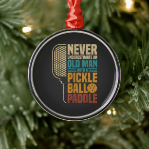 Adorno Metálico Nunca Subestimes a un Hombre Mayor con Un Pickleba
