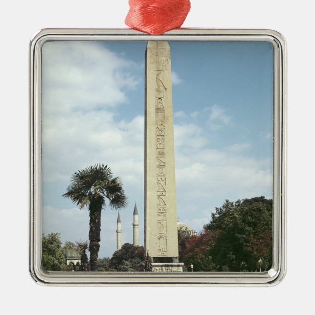 Adorno Metálico Obelisco de Theodosius I, con una base romana (Frente)