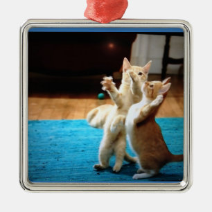 ADORNO METÁLICO ORNAMIENTO DE NAVIDAD "DANCING KITTENS"