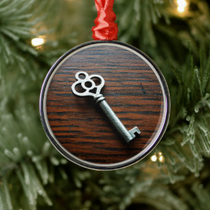 Adorno Metálico Ornate Key en una caja de madera