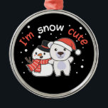 Adorno Metálico Oso Polar Soy la nieve Cute Nieve Nieve Cerámica d<br><div class="desc">Oso polar lindo con muñeco de nieve. Estoy nevando lindo - un juego de nieve para Navidades e invierno. Un Navidad saluda en la temporada fría por las vacaciones. Navidades oso polar con muñeco de nieve.</div>