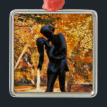 Adorno Metálico Otoño de Central Park: Estatua de Romeo y Julieta<br><div class="desc">Central Park Otumn: Estatua 02 de Romeo y Julieta rodeada de hermosas hojas de otoño,  la estatua de Romeo y Julieta,  los desafortunados amantes de Shakespeare,  a punto de besarse. Situado en el Teatro Delacorte,  en el Parque Central de Nueva York.</div>