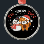 Adorno Metálico Panda Rojo Soy Nieve Cute Snowman Nieve Pun Cerámi<br><div class="desc">Panda rojo lindo con muñeco de nieve. Estoy nevando lindo - un juego de nieve para el invierno y los Navidades. Un Navidad saluda en la temporada fría por las vacaciones. Navidades Red Panda Snowman.</div>