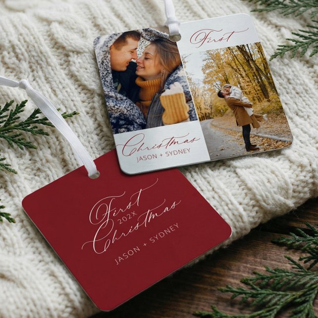 Adorno Metálico Pareja moderna de estilo Primera escritura navideñ (Couple First Christmas Elegant Script Photo Metal Ornament)
