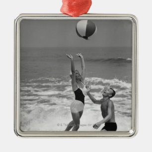 Adorno Metálico Pares que juegan con un Beachball