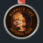 Adorno Metálico Parque nacional de las cuevas de mamut, círculo al<br><div class="desc">Diseño de obras de arte vector de la cueva Mammoth. El parque se encuentra en el centro-oeste de Kentucky,  abarcando partes de Mammoth Cave,  el sistema de cuevas más largo del mundo.</div>