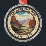 Adorno Metálico Parque nacional de Zion Ilustracion Viaje Arte<br><div class="desc">Diseño de arte vectorial Zion. El parque es una reserva natural del suroeste de Utah que se distingue por los acantilados rojos pronunciados del cañón de Zion.</div>