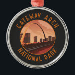 Adorno Metálico Parque nacional del Arco de la Puerta de Enlace Ci<br><div class="desc">Diseño de ilustraciones vectoriales de Gateway Arch. El Parque Nacional Gateway Arch es un parque nacional americano ubicado en St. Louis,  Misuri,  cerca del punto de partida de la Expedición Lewis y Clark.</div>
